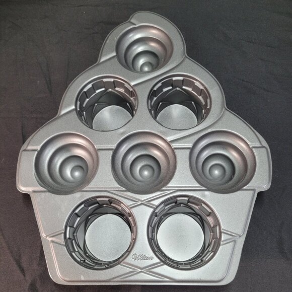 Share Wilton Cupcake Baking Pan Mold 3D 8 Cavity Heavy Duty Large Cake Muffin Pa - Picture 1 of 8